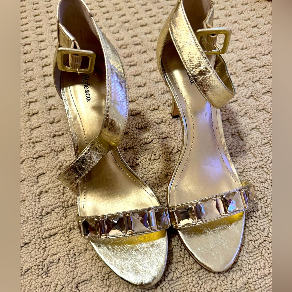 7.5 gold heels